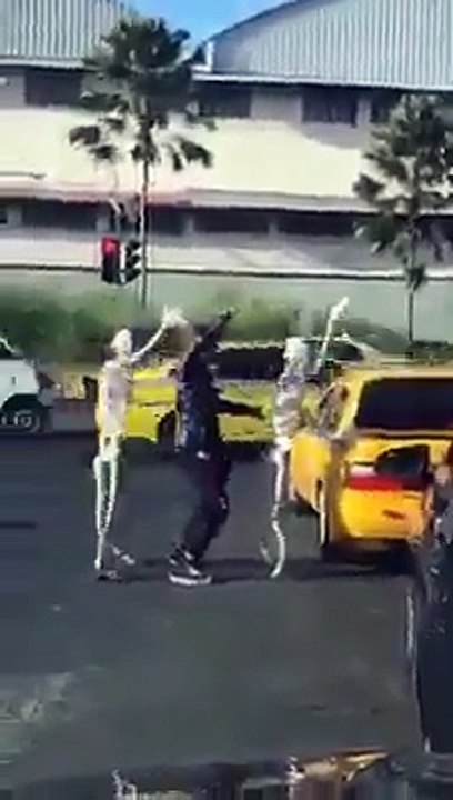 Ce gars fait un show incroyable en pleine rue avec ses marionnettes