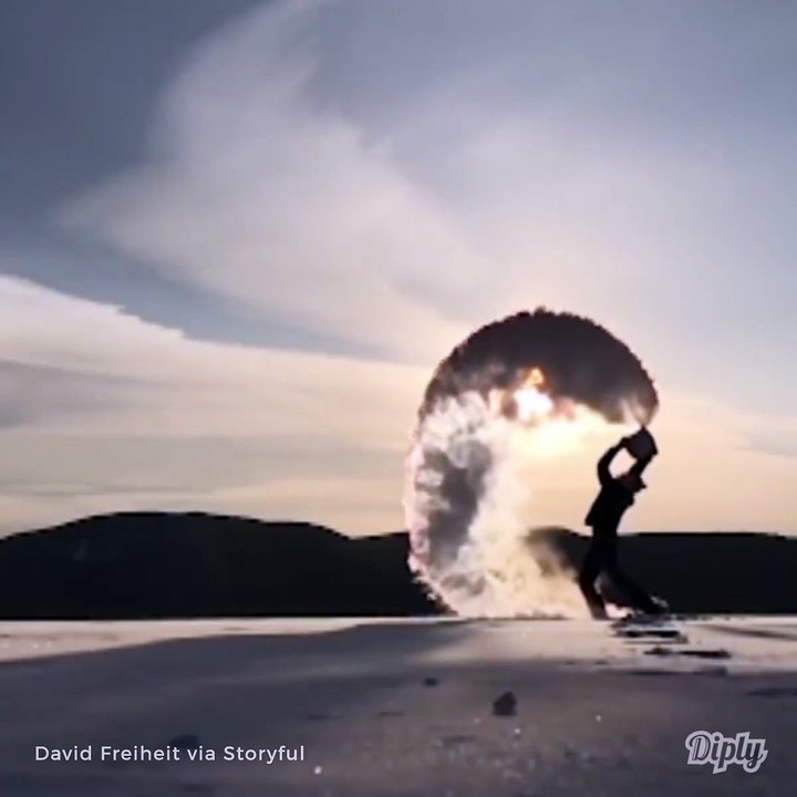 Il lance de l'eau dans les airs par -40°C et le résultat est magnifique