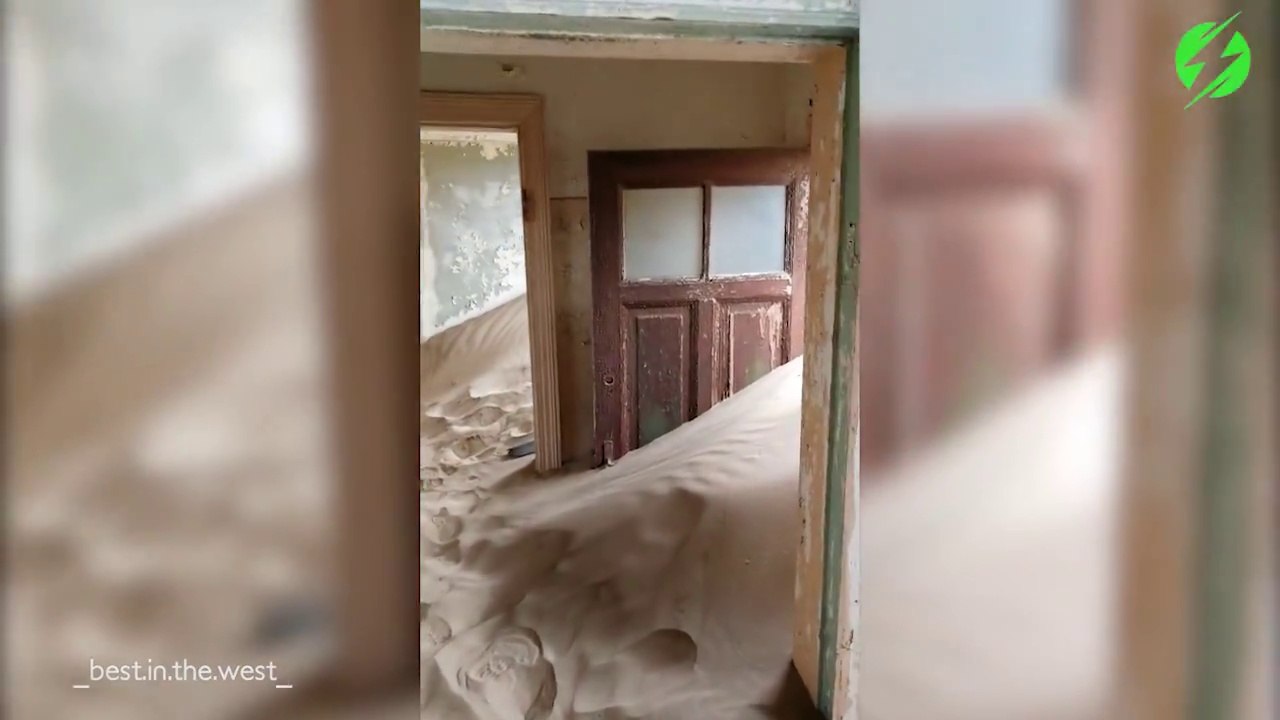 Un village abandonné recouvert par le sable