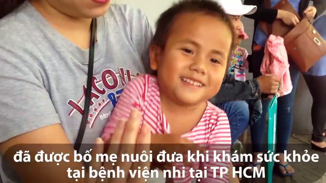 Em bá tật nguyền hạnh phúc trong vòng vay bố mẹ nuôi giữa trời lạnh