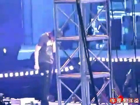 Hee Chul bị fan ném đồ vào mắt