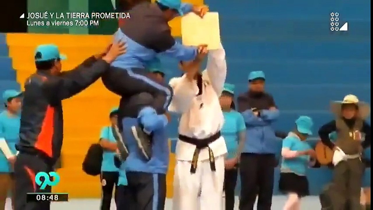 Papelon de supuesto Karateka en una exhibicion para niños