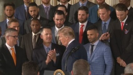 Trump y Altuve protagonizan un extraño encuentro en la recepción de los Astros