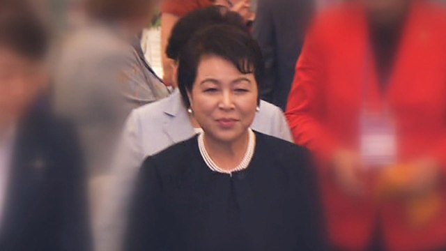 수면 위로 떠오른 김윤옥...'돈다발 명품백' / YTN