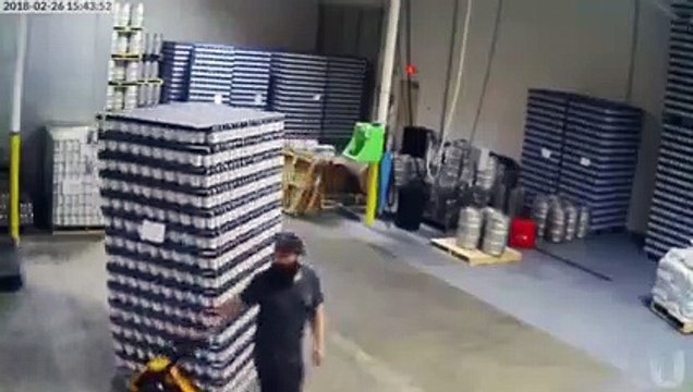 Cet employé va faire la boulette de sa vie avec cette palette de bières