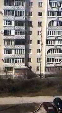 Regardez comment cette femme récupère un colis par sa fenêtre au 5eme étage