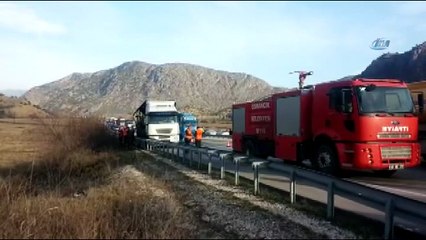 Yolcu Otobüsü, park halindeki TIR'a çarptıktan sonra yandı: 13 Ölü, 20 Yaralı