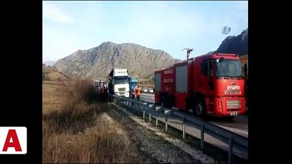 Yolcu Otobüsü, park halindeki TIR�a çarptıktan sonra yandı: 13 Ölü, 20 Yaralı