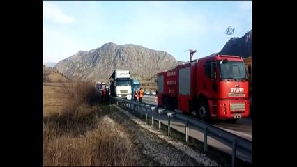 Çorum'da yolcu otobüsü, park halindeki TIR'a çarptıktan sonra yandı: 13 Ölü, 20 Yaralı