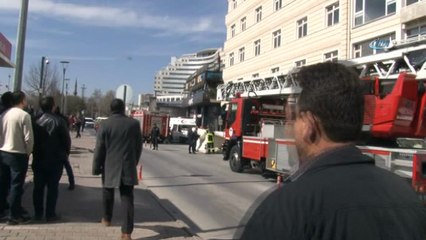 İntihar için çatıya çıkan şahsı il emniyet müdürü ikna etti