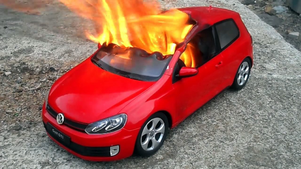 Burning my volkswagen golf fire vs car quemando coche de juguete carro de brinquedo em chamas