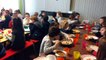 Les élèves de l'école de Velaines font silence durant le repas