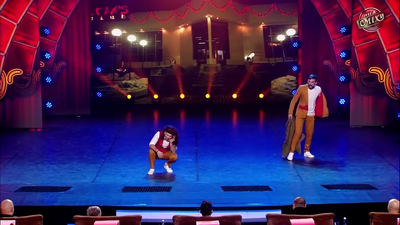 Истеричка и её парень в ночном клубе - Отдыхаем Вместе