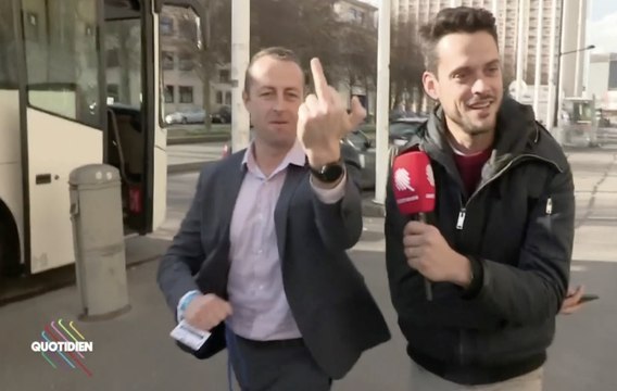 Un secrétaire FN bourré fait un doigt d'honneur (Quotidien) - ZAPPING TÉLÉ DU 13/03/2018