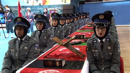Afgan kadın polislerin mezuniyet heyecanı