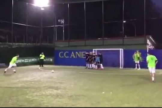 Totti marque un coup franc en panenka