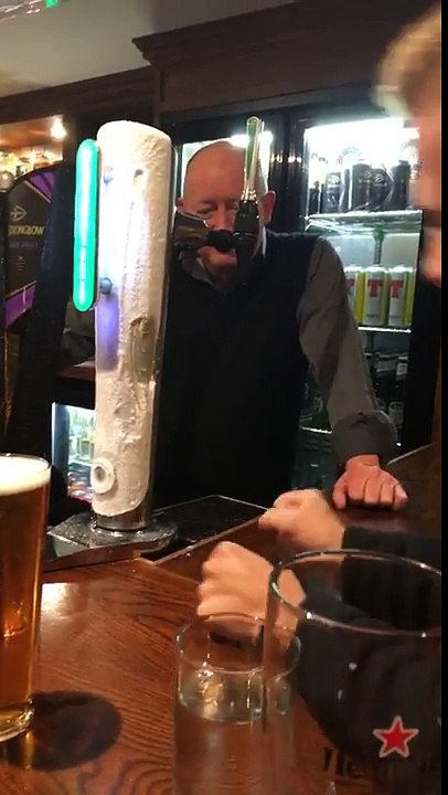 Un homme se colle la langue sur une tireuse à bière gelée