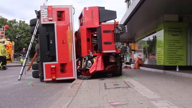 Ce camion de pompier rate un virage bien comme il faut