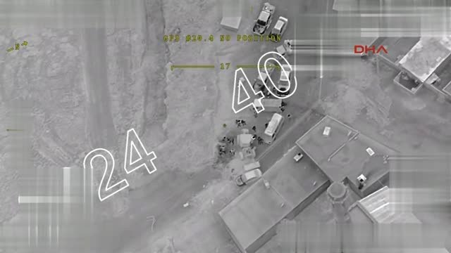 Afrin'de Halk Terör Örgütünün Engellerini Kazma-kürekle ve Elleriyle Aşıyor