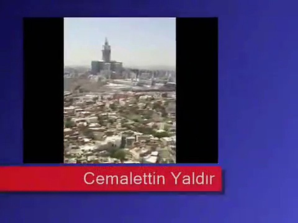 Kabe Etrafında ki Gökdelenlerden Bir Nokta Gibi Gözüküyor