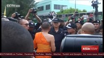 Thousands gather at Thai temple to stop police from arresting abbot