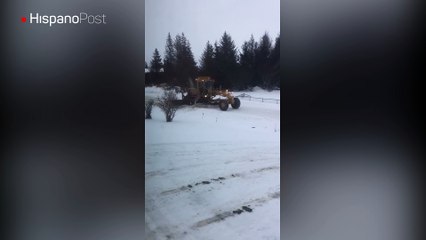 En Alaska debieron recurrir a maquinaria pesada para despejar calles