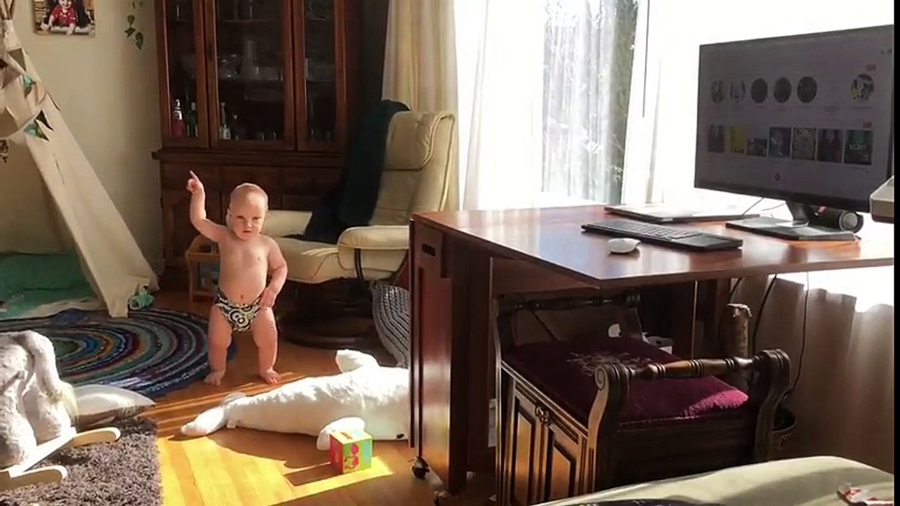 Danse enflammée d'un bébé : tellement mignon !