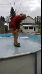 Marcher sur une piscine gelée.. bonne idée ?