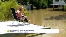 En pleines inondations il pêche sur son toit en Australie !