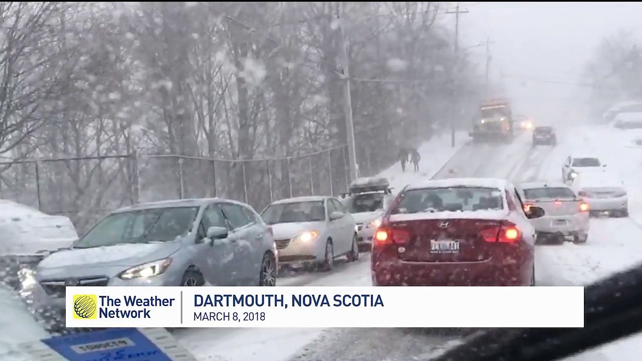 Cette déneigeuse glisse et rentre dans des voitures ! le gag..