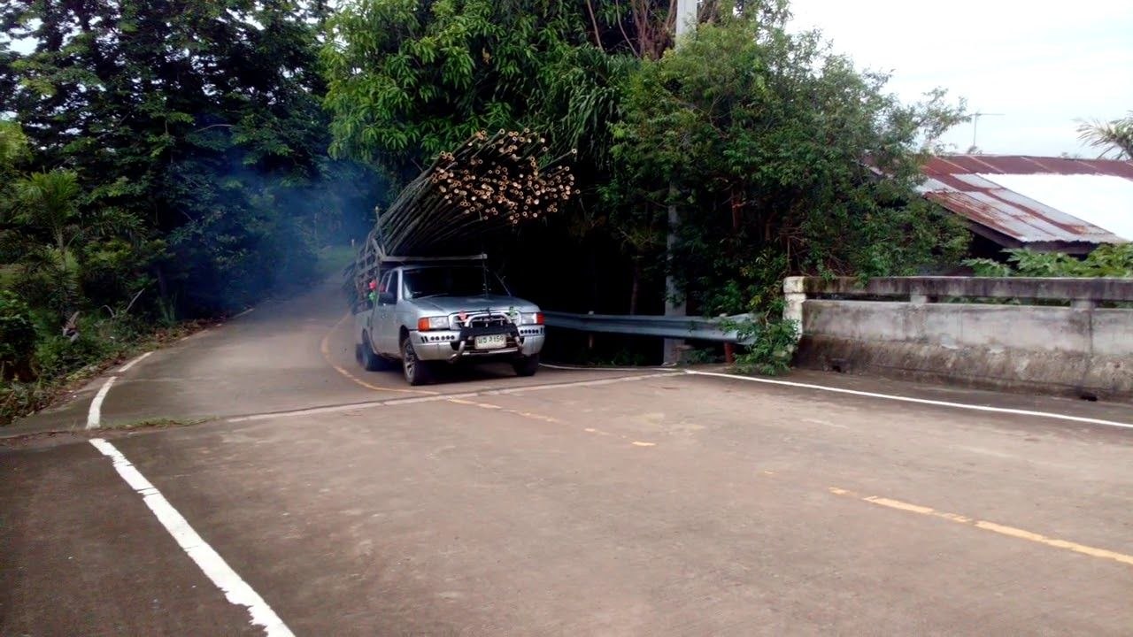 Régis en pick-up avec un chargement de bambous