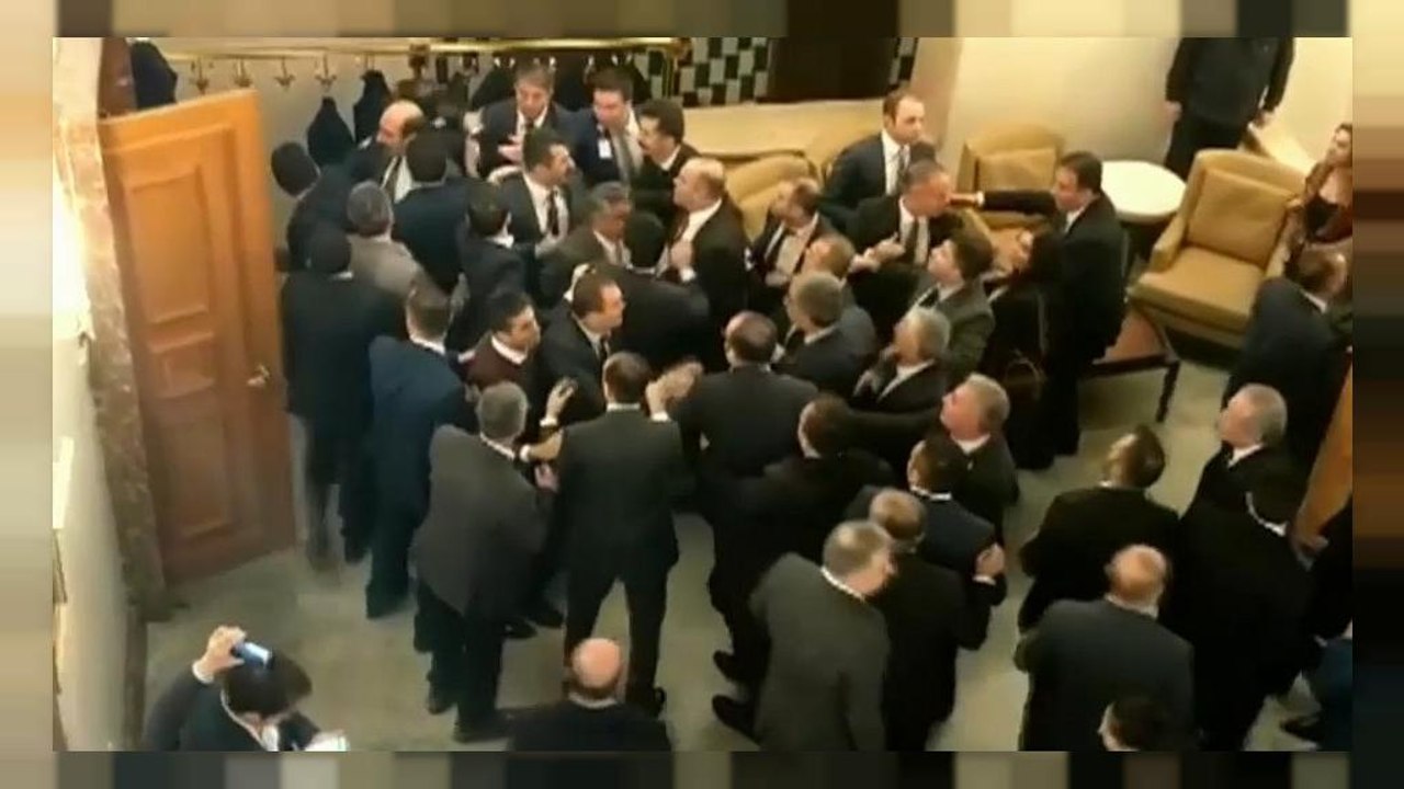 Umstrittene Abstimmung: Türkische Abgeordnete prügeln sich