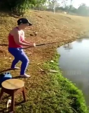 Une femme avec son canne à pêche se fait troller par un poisson !
