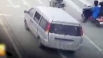 Dramatic new footage of child falling from minivan raises safety concerns