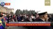 [V观]Journalists crowd around NPC deputies as Two Sessions conclude 2016全国两会闭幕 人民大会堂前再现“记者墙”