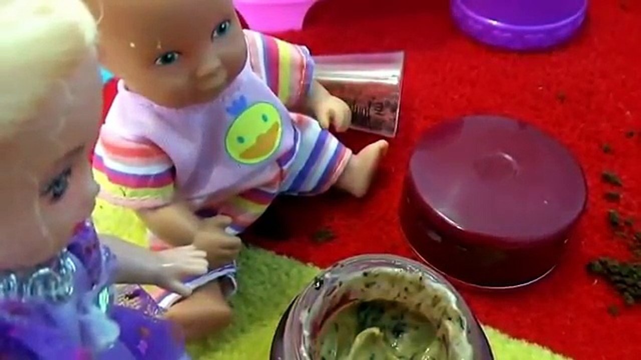 Даринелка тв катя купает макса. Канал даринелка. Канал даринелка видео. Конфеты катенька. Катя и макс веселая семейка барби.