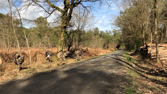 Les élèves-officiers de Saint-Cyr en exercice de combat en terrain libre