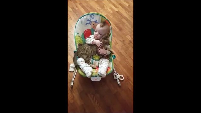 La video ADORABLE de la journée : un bébé et un chat en mode GROS CALIN