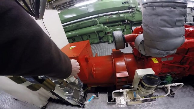 Voilà à quoi ressemble le moteur d'un bateau remorqueur - Moteur diesel Tugboat 5300 chevaux
