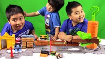 THOMAS AND FRIENDS TAKE N PLAY RATTLING RAILŞ Accidents will Happen KIDS PLAYING TOY TRAINS