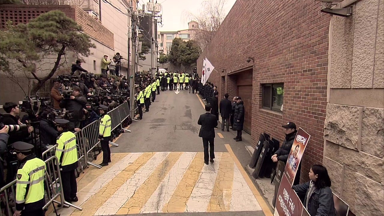 이 시각 이명박 전 대통령 자택 앞 '긴장 고조' / YTN