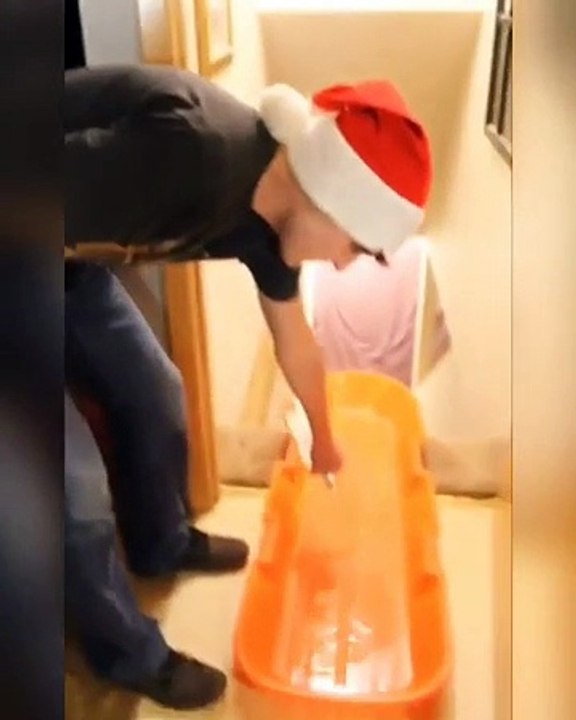 Un type bourré descend les escaliers dans une luge en feu