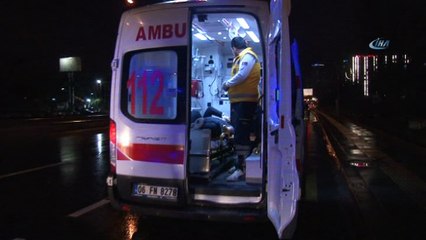 Lastiği patlayan otomobil ağaçlık alana devrildi: 2 yaralı