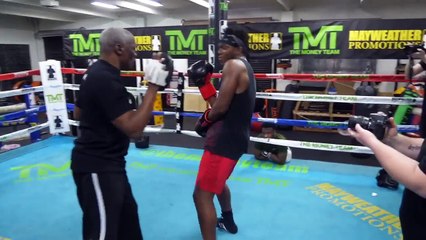 HAND DELIVERING MAVERICK MERCH TO KSI’S HOUSE!