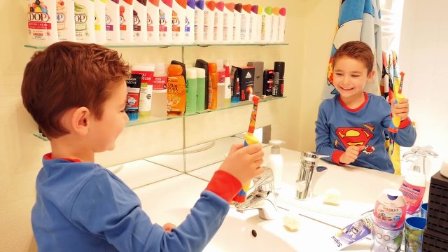 LE CAUCHEMAR DU DENTISTE ! - Swan mange trop de Kinder et 'oublie' de se brosser les dents...