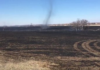 Télécharger la video: Dust Devil Captured on Camera Near North Riley County Fire