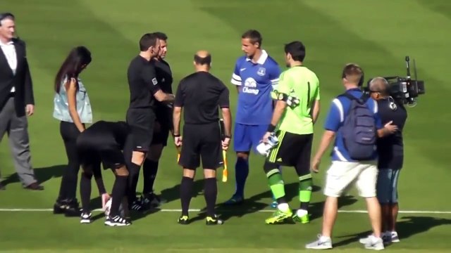 Priyanka Chopra Meets Cristiano Ronaldo Priyanka And Give A Kiss