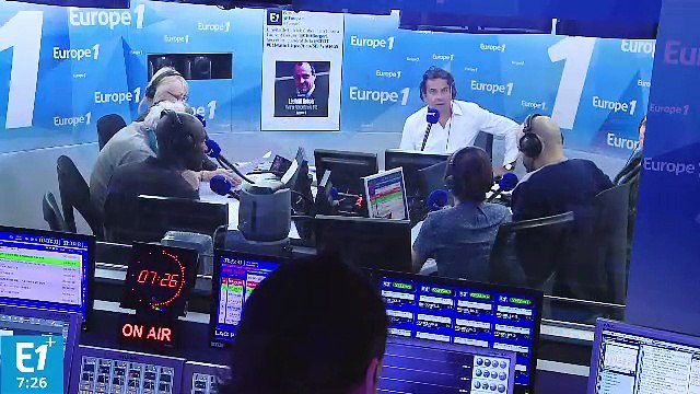 Franck Ferrand : Quelle émotion ici à Monaco ! Pour l'anniversaire d'Albert, les gens se mouchent dans des billets de Banque ! C'est très touchant !