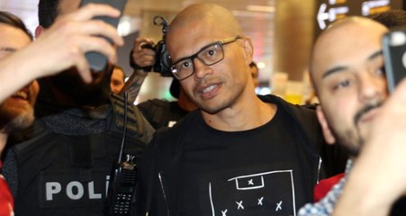 Alex de Souza, Giydiği Tişörtle Aykut Kocaman'a Gönderme Yaptı