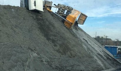 Sultangazi'de mıcır boşaltan kamyon devrilerek yan yattı